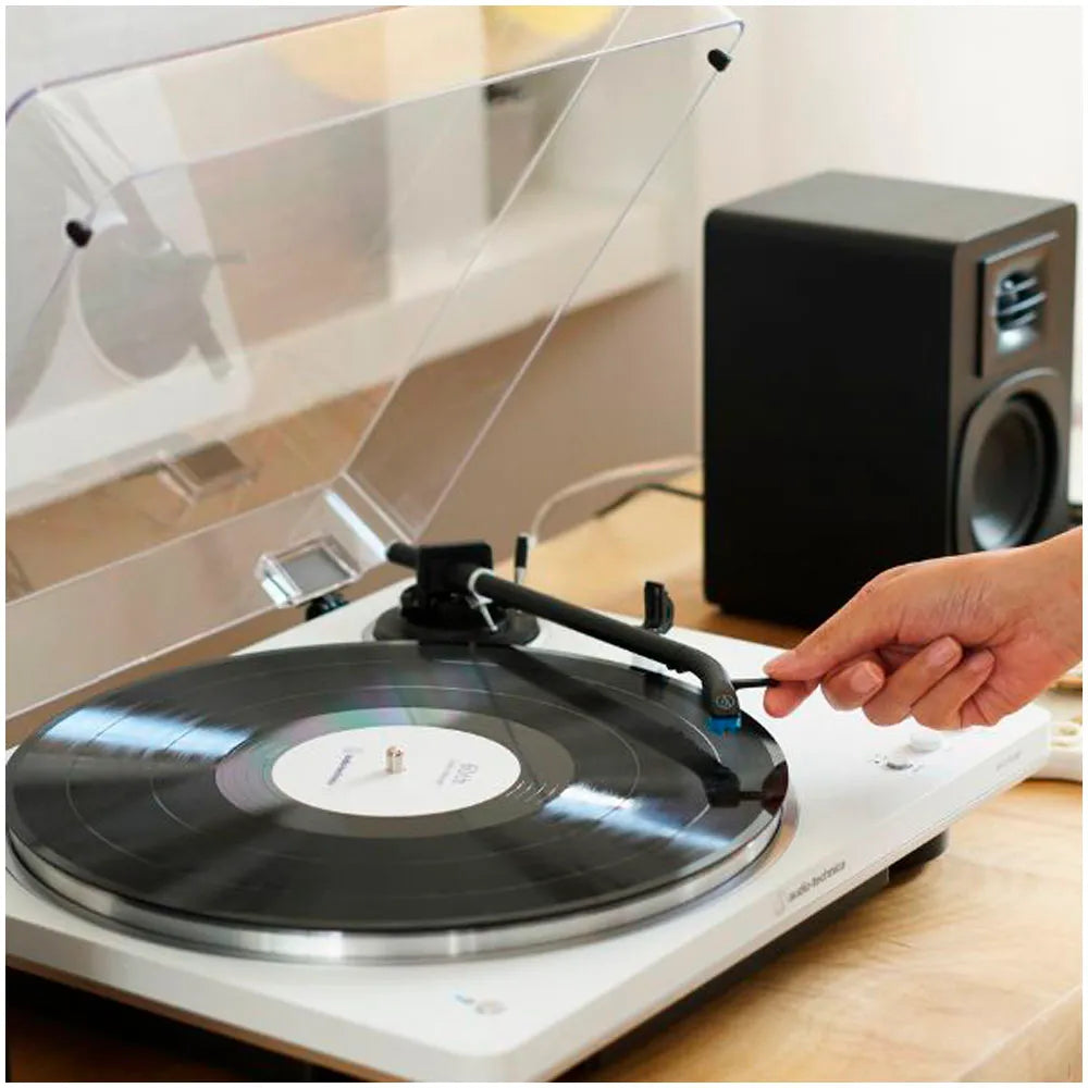AT-LP70XBT-WS Tornamesa Automática blanca reproduciendo un disco