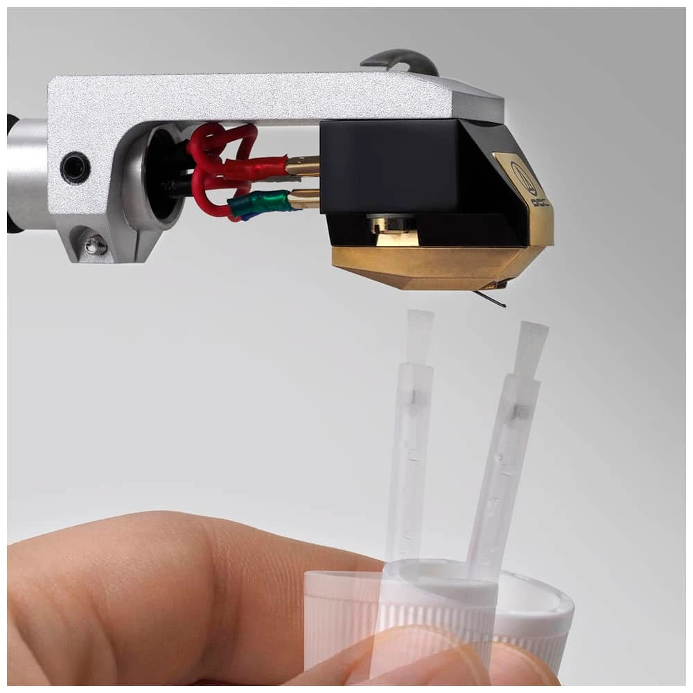 Limpiando una aguja de tornamesa con el cepillo de la solució AT607A