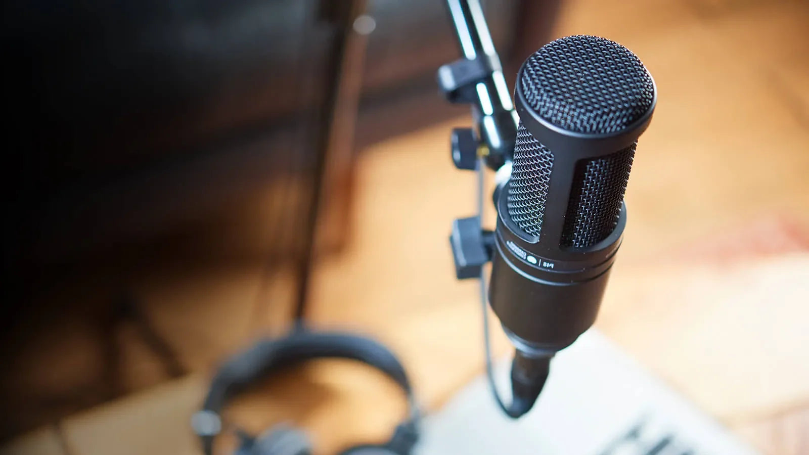 Micrófono de Condensador AT2020 en un Podcast