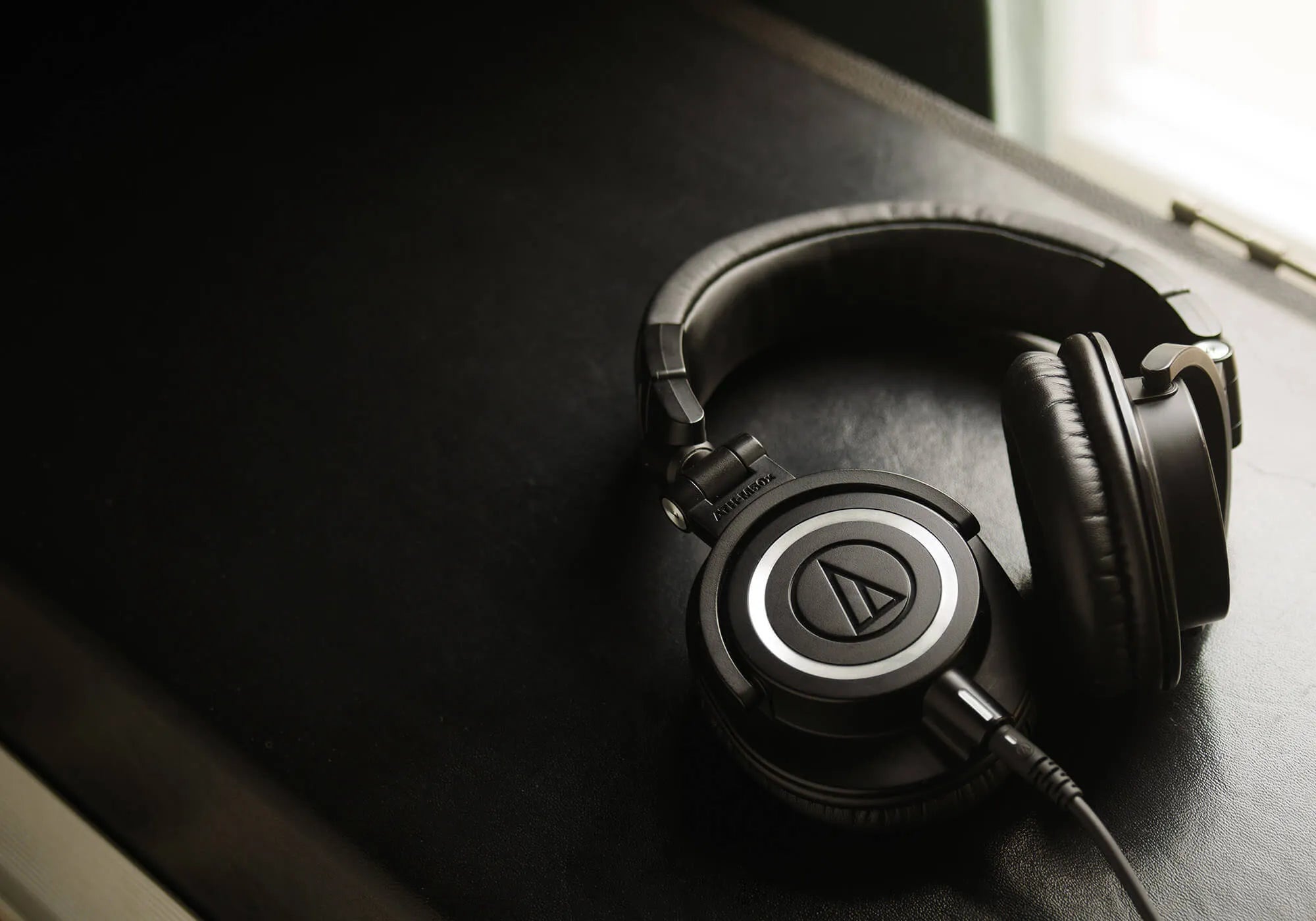 Audífonos Audio-Technica en unos parales