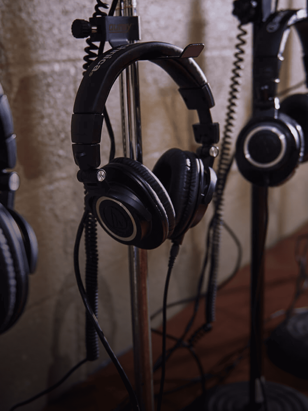 Audífonos Audio-Technica en unos parales