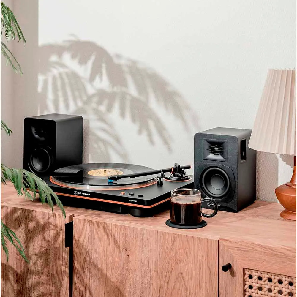 Tornamesa Automática AT-LP70XBT negro/bronce y Altavoces Bluetooth AT-SP3X negros en un escritorio