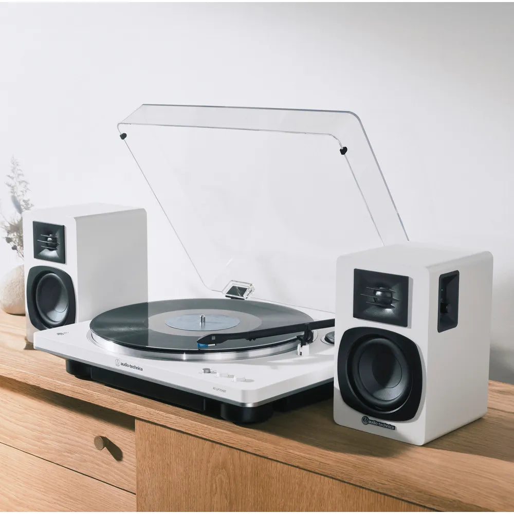 Tornamesa Automática AT-LP70XBT-WS y Altavoces Bluetooth AT-SP3XWH en un escritorio