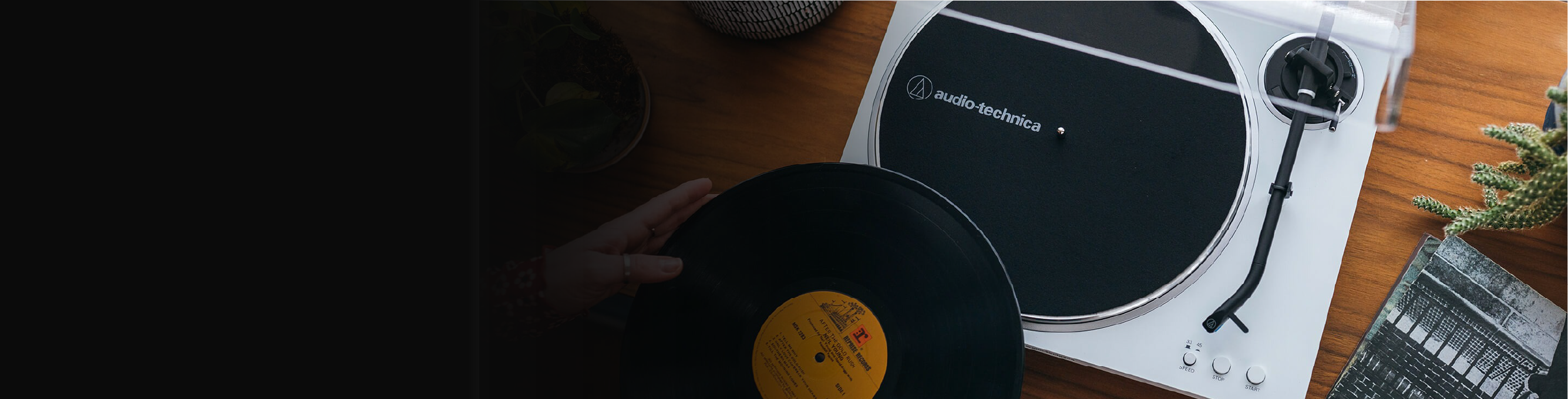 ¿Ya conoces el tornamesa LP70XBT Blanco/Plateado?